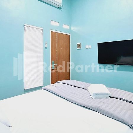 Griya Prashasta Mitra Reddoorz Hotell Kediri  Exteriör bild