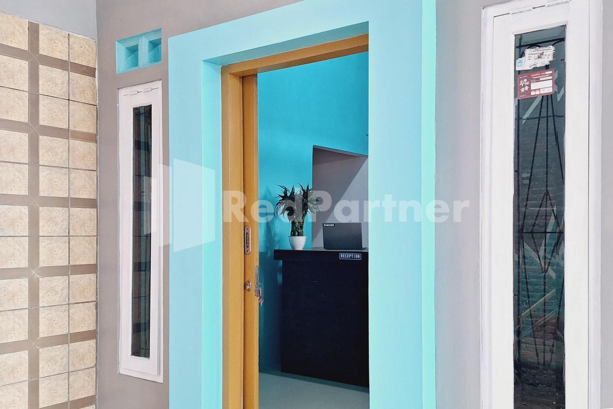 Griya Prashasta Mitra Reddoorz Hotell Kediri  Exteriör bild