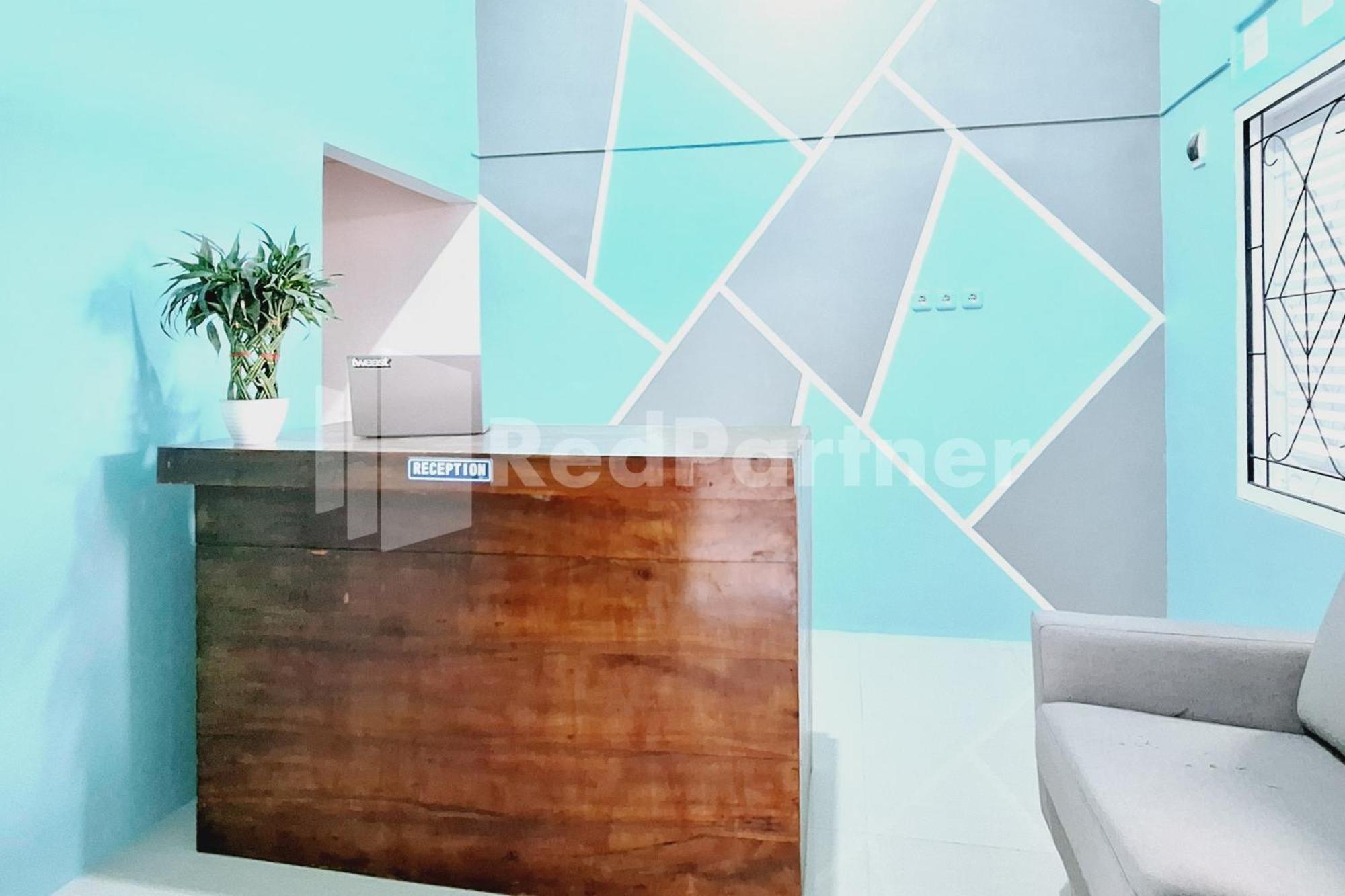 Griya Prashasta Mitra Reddoorz Hotell Kediri  Exteriör bild