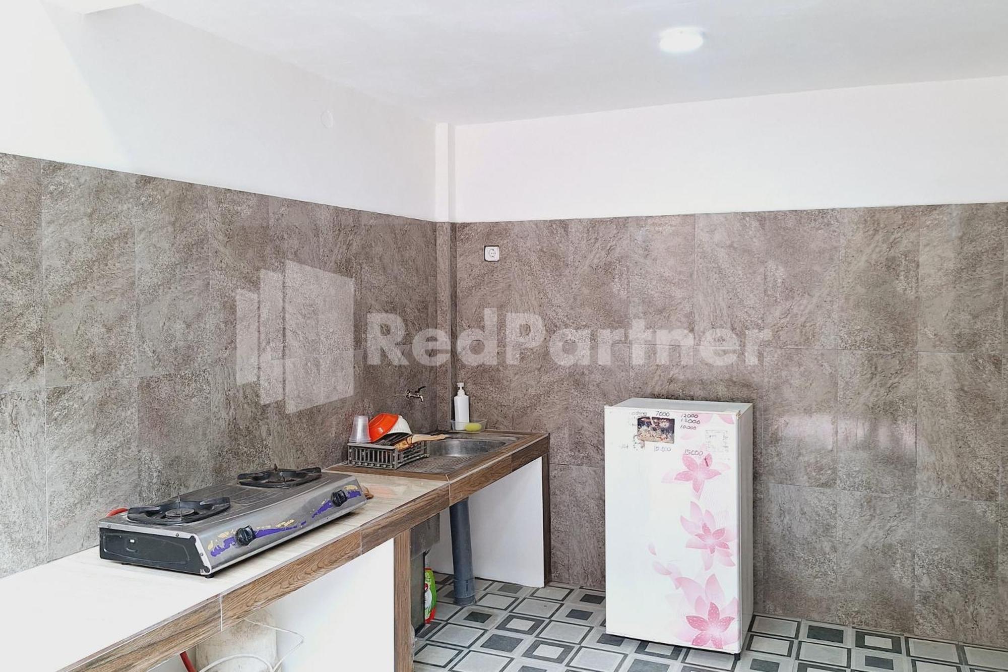 Griya Prashasta Mitra Reddoorz Hotell Kediri  Exteriör bild